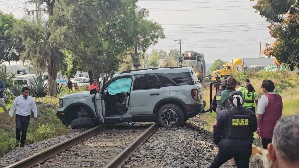 MORELIA Camioneta es impactada por el tren en Morelia (15)