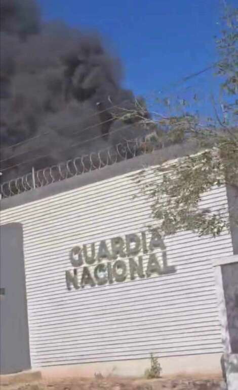 TIQUICHEO Se registra fuerte incendio en cuartel de la Guardia Nacional (4)