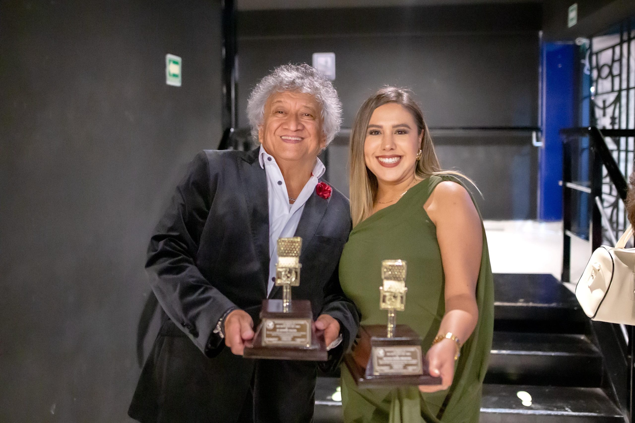 Dayana Pérez Mendoza recibe el Micrófono de Oro Invierno 2025 por su trayectoria y labor social