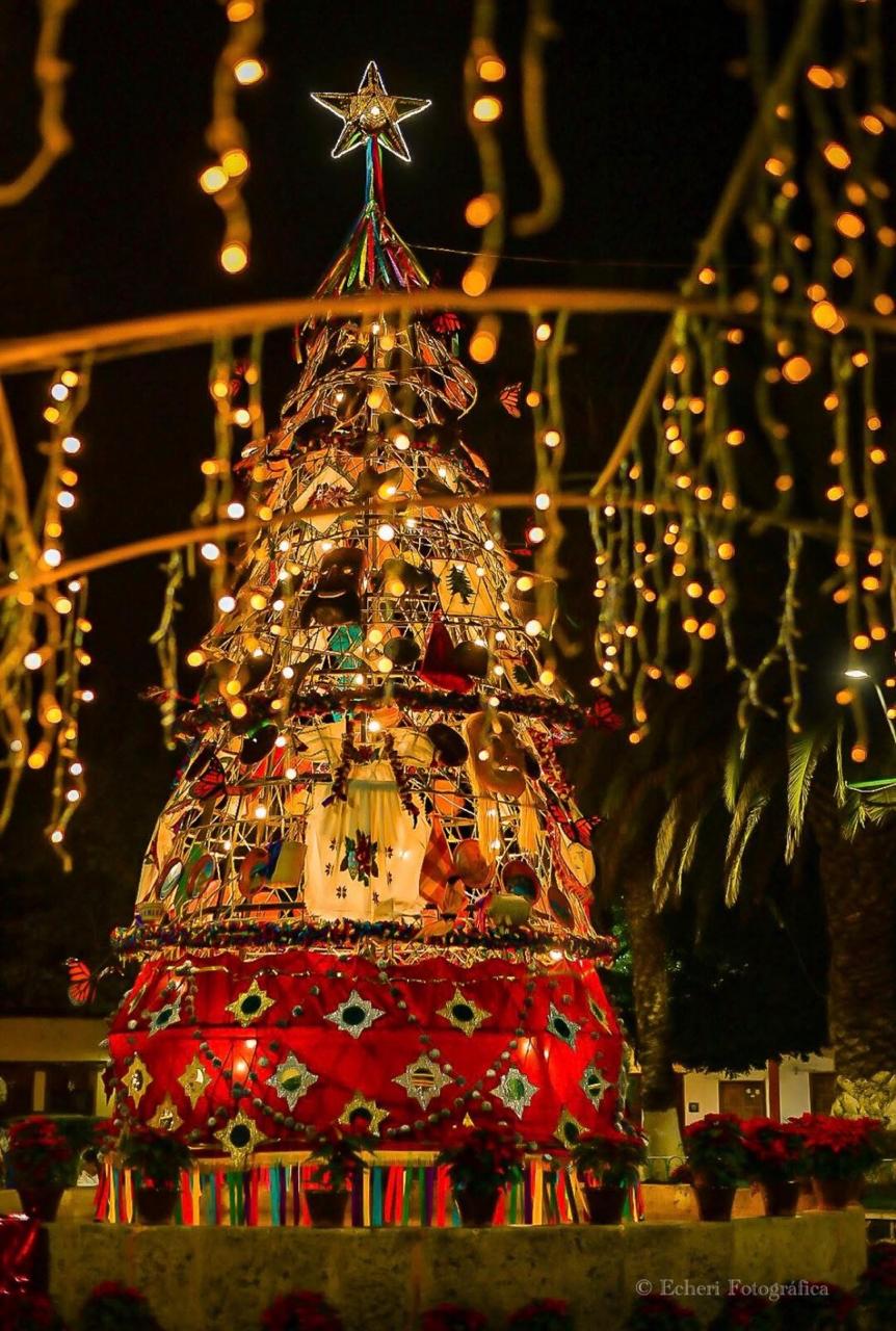 Ya conoces el árbol navideño artesanal que embellece Erongarícuaro?