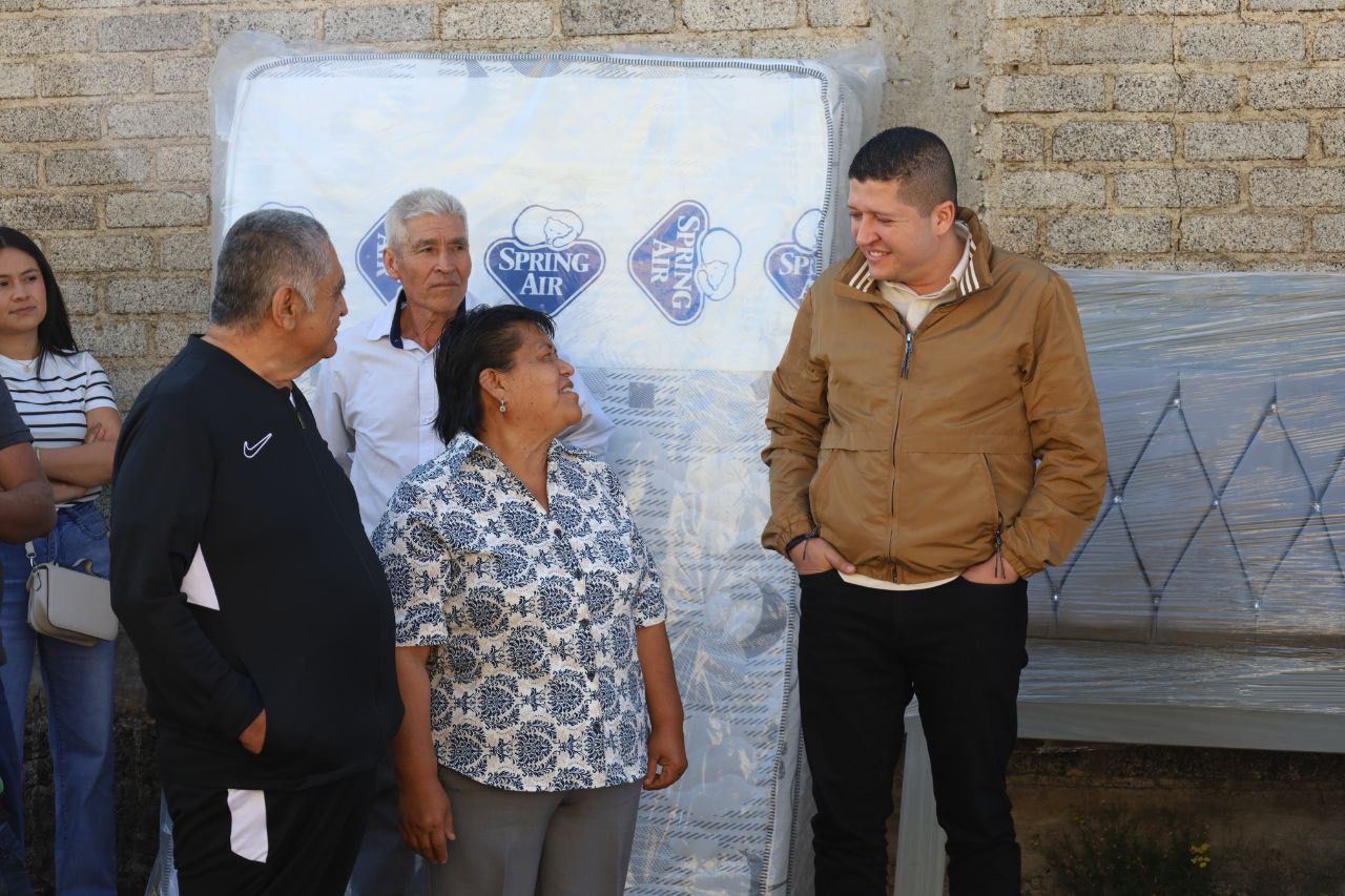 Entrega Vicente Gómez Núñez apoyos subsidiados en Acuitzio